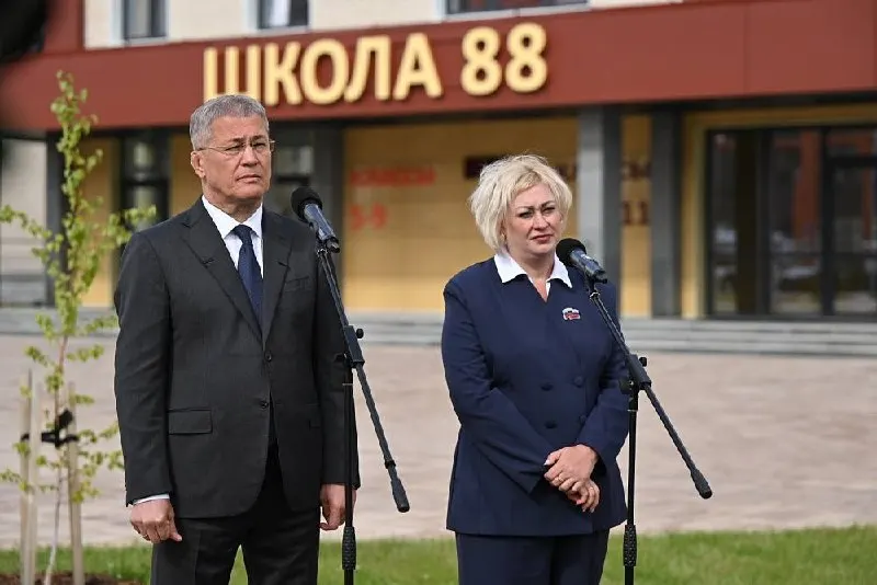 Открытие новой школы в Уфе сопровождалось видеотрансляцией церемонии; на встречу с губернатором и президентом прибыл Владимир Путин, а второй корпус школы №88 оснащён 3D-кабинетом, студиями звукозаписи и мультипликации, современными лабораториями и спортивным блоком.