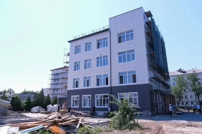 Капитальный ремонт одной из старейших школ Первомайского района начат в 2025 году. Сейчас работы выполнены на 72%, финансирование — 500 млн рублей.