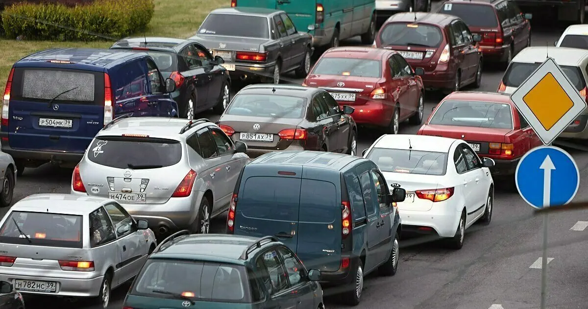На основных магистралях города сохраняются заторы; дорожно-транспортная обстановка оценивается в пять баллов. ДТП не зафиксировано.