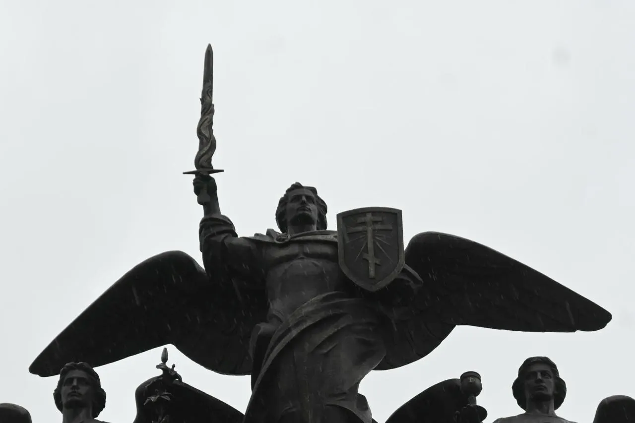 В Визовском микрорайоне открыли бронзовый монумент с фигурами восьми архангелов. Памятник освятил митрополит Евгений; постамент облицован габбро‑диабазом, а меч архистратига весит свыше 50 кг.