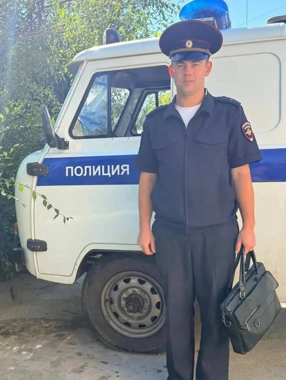 Младший лейтенант спас 10-летнего мальчика на озере во время семейного отдыха; пострадавшего доставили в больницу, угрозы жизни нет.