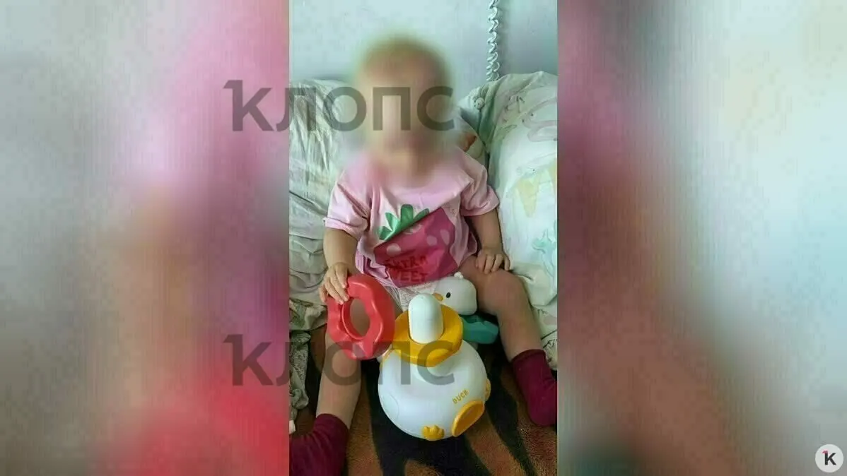 После аварии у малышки диагностировали перелом бедра и другие травмы; она перенесла несколько операций и сейчас восстанавливается. Семья получает поддержку местных жителей и помощь специалистов.