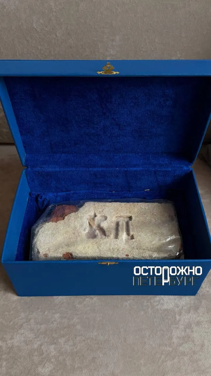 Петербурженка изучает семейную историю: кирпич из храма в Хабаровске попал к ней после перелёта и станет семейной реликвией.