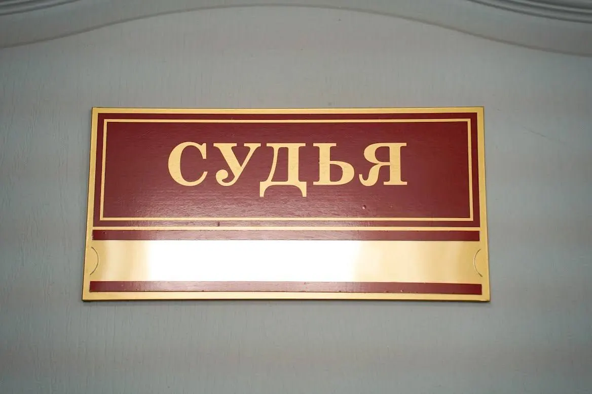Синарский районный суд Каменска-Уральского вынес штраф 2000 рублей за изображение, близкое к свастике, выполненное шоколадом на асфальте.