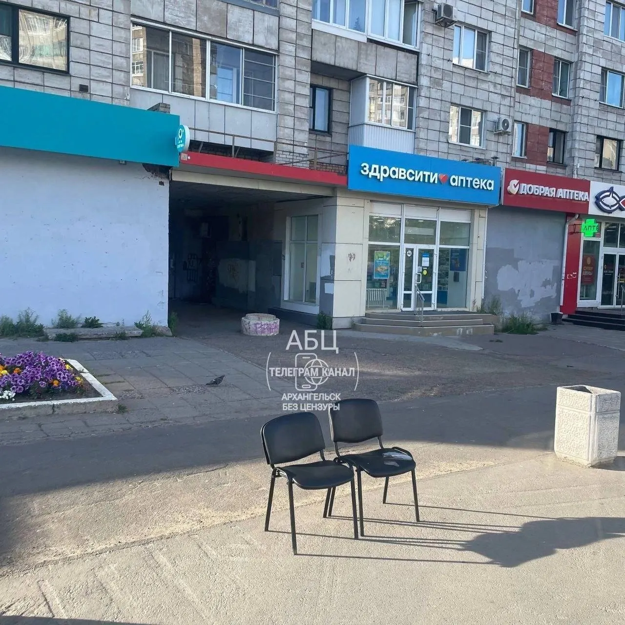 Горожане размещают на остановках предметы мебели, власти планируют установить 12 новых павильонов ожидания к концу лета после проведения торгов.