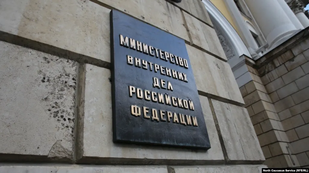 Министерство внутренних дел объявило в розыск журналиста, работающего на зарубежное издание, по подозрению в возбуждении ненависти или вражды; спор на пресс-конференции привлек внимание к теме свободы слова и поддержки Украины.