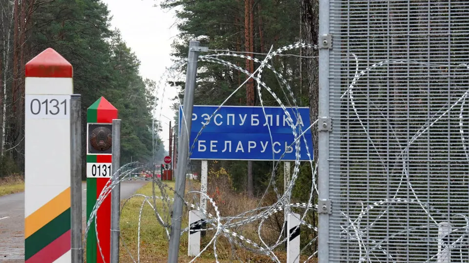Правительство Литвы приняло меры по усилению границы: рвы шириной 20 метров (до 150 метров на отдельных участках), восстановление болот к 2030 году и расширение парков контрмобильности для быстрого перекрытия дорог.
