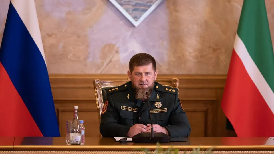 Глава Чечни стал появляться на публике реже, а близкое окружение сообщает о возможном ухудшении состояния здоровья, что влияет на активность руководителя.