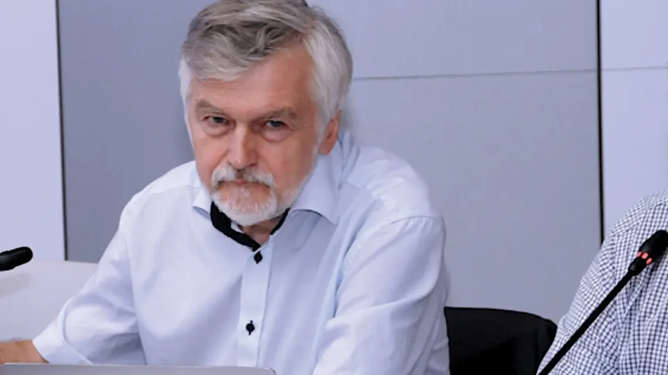 Экономика России может перейти на частично мобилизационную модель под давлением санкций и эскалации конфликта; анализируются возможные сценарии роста и сокращения инвестиций.