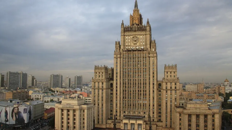 Новые правила и рост сборов повысили затраты на выход из гражданства: за пределами страны сбор достиг 1200 долларов, оформление — 600 долларов; внутри — 50 тысяч рублей. Общие расходы могут существенно вырасти.