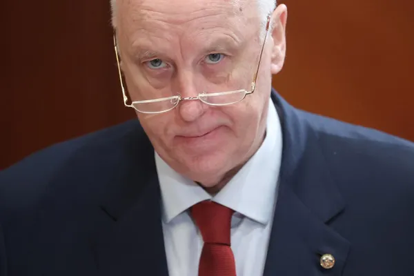 Указ о продлении срока службы главы Следственного комитета до 27 августа 2027 года, разъяснения по возрастному лимиту и ключевые моменты.