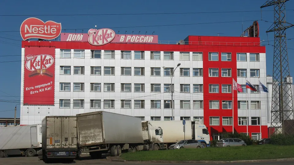 Обсуждают введение временного управления в Nestlé в России; речь идёт о нескольких подразделениях и возможном перераспределении активов.