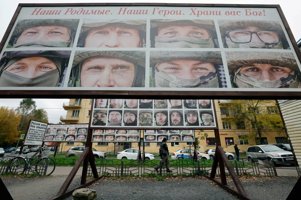 Рассмотрение рынка частной вербовки контрактников: схемы подбора, бонусы за привлечение и роль специализированных агентств, включая взаимодействие с иностранными кандидатами.