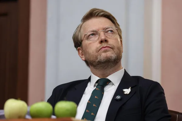 Эфир лидера партии прервался через 1 час 51 минуту; сбор средств частично достиг целей, а списки кандидатов сняты в нескольких регионах.