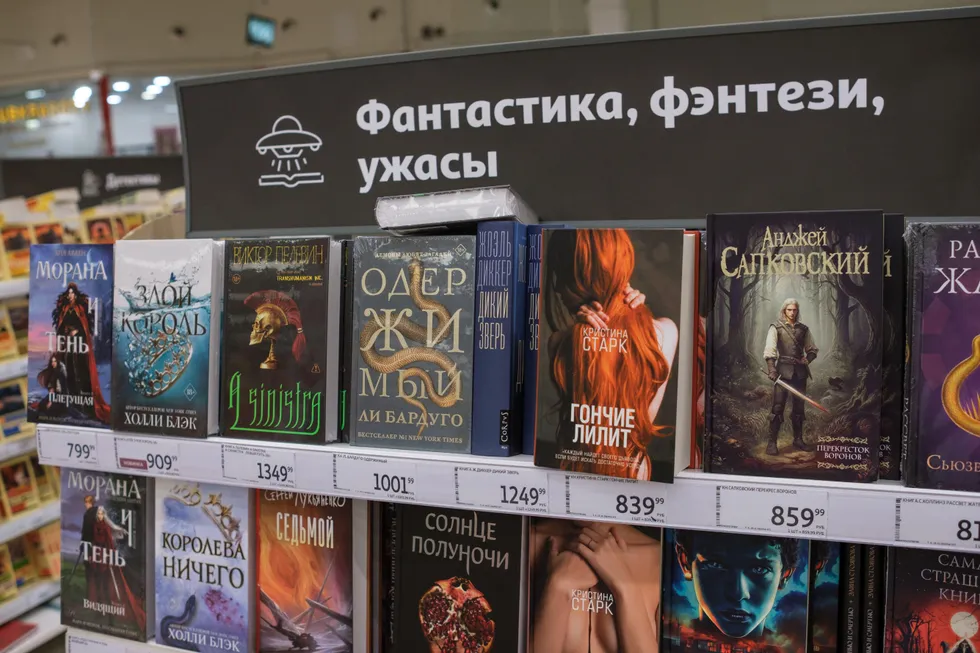 Издатели и книжные магазины сталкиваются с ускорением роста цен, усилением проверок и санкций, что подрывает привычные модели продаж и стимулирует онлайн-обращение к рынку.