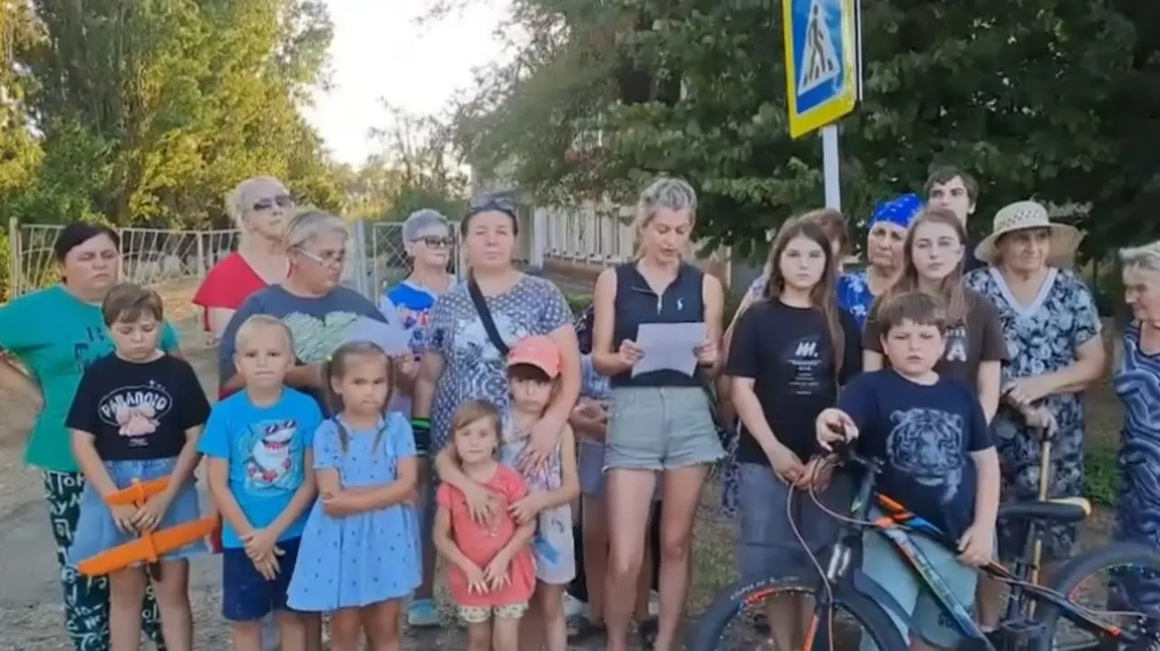 Родители требуют сохранить местную школу, собирают подписи и подают обращения в надзорные органы.