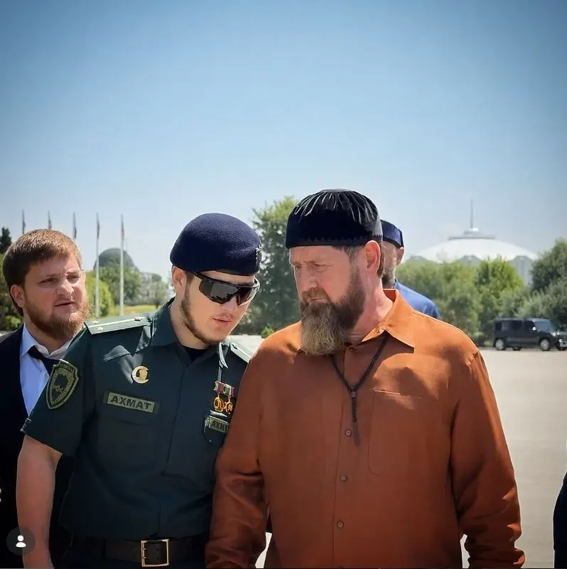18-летний Адам Кадыров получил статус почётного гражданина района за заслуги в развитии территории; в его активе — десятки наград, включая две звезды Героя Чечни и медаль за вклад в проведение СВО.