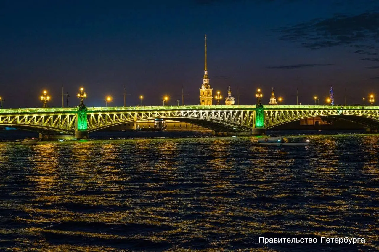В ночь на 9 августа Дворцовый мост, Троицкий мост и мост Бетанкура подсветятся оливковым и зелёным цветами; днём — факелы Ростральных колонн.