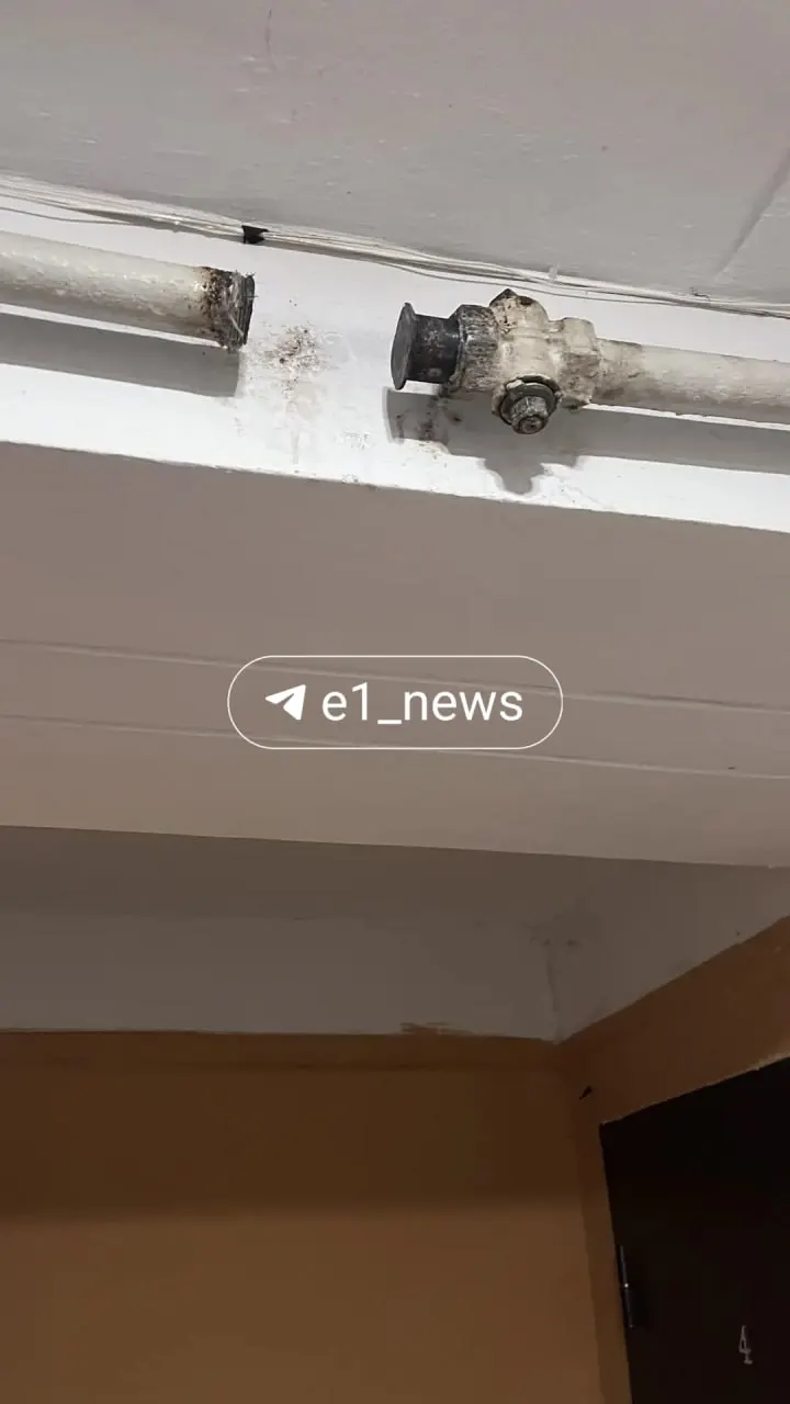 Газоснабжение перекрыто после конфликта в одной из квартир; жильцы пытаются вернуть подачу, но доступ в квартиру пока не обеспечен.