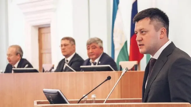 После заседания Горсовета Уфы обсуждался спор о досрочном расторжении контракта с мэром; адвокат Мавлиева сообщил о попытке мирного урегулирования.