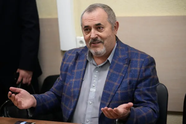 Борис Надеждин покинул Россию и сейчас пребывает во Франции, заявив о своей свободе. Ранее он пытался баллотироваться в президентской гонке 2024 года и был отстранён, а в 2026 году его объявили иностранным агентом, что помешало дальнейшим планам.