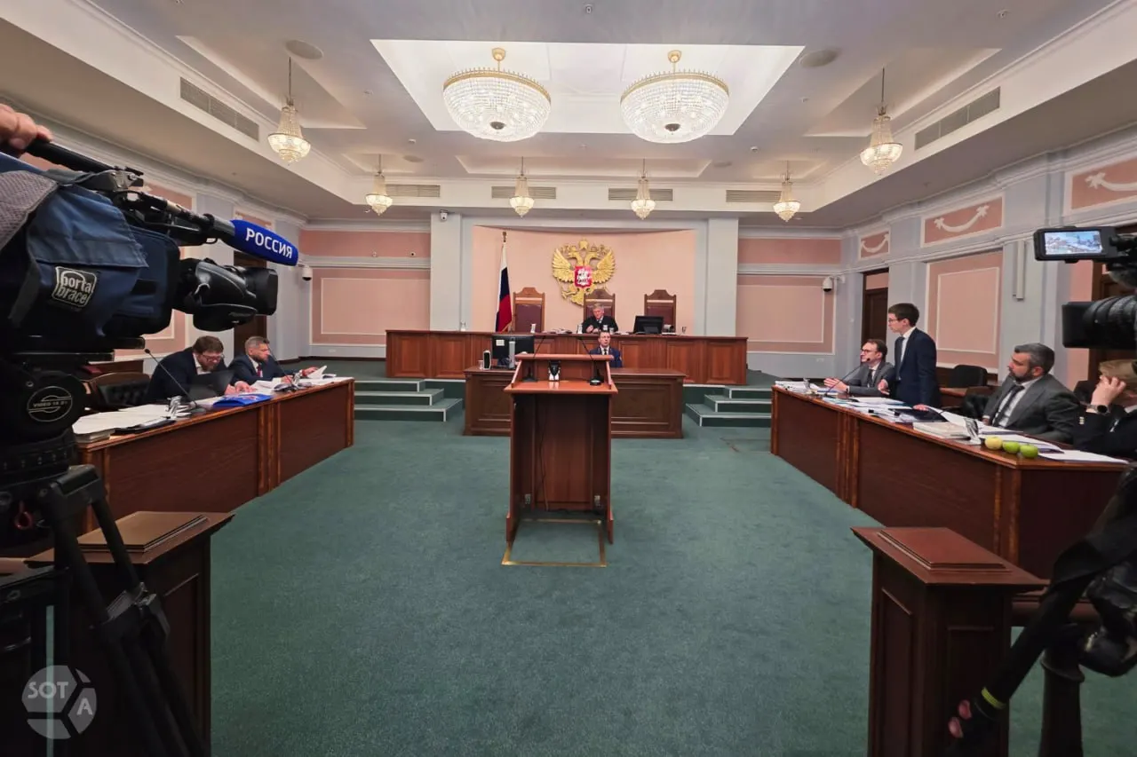 Суд рассматривает иск; в зале — слушатели и журналисты, решение ожидается на улице.