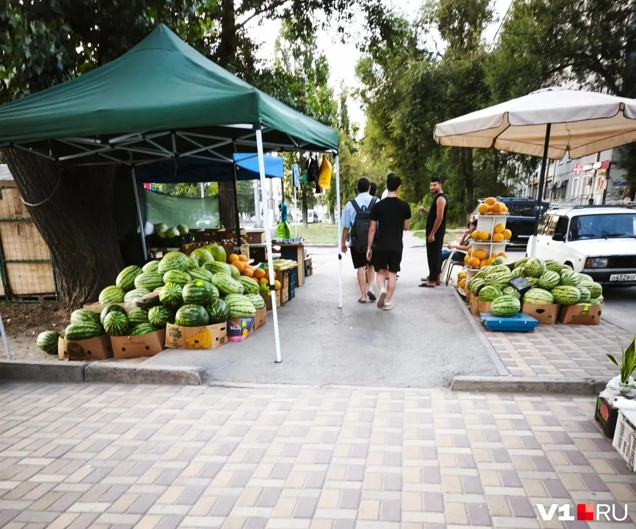 Горожане жалуются на узкий проход после того, как часть пешеходной зоны занята торговцами арбузами; мэрия пообещала плановый рейд и штрафы для нарушителей.
