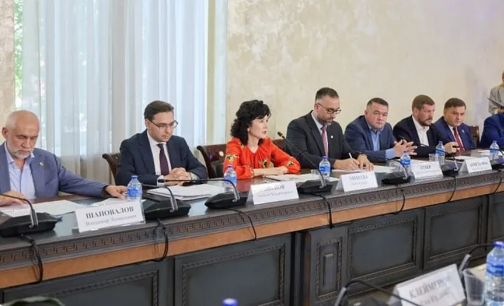 Оппозиционные партии отказались подписать соглашение с Общественной палатой о сотрудничестве в рамках наблюдения за выборами. Обсуждалась роль наблюдателей и прозрачность голосования.