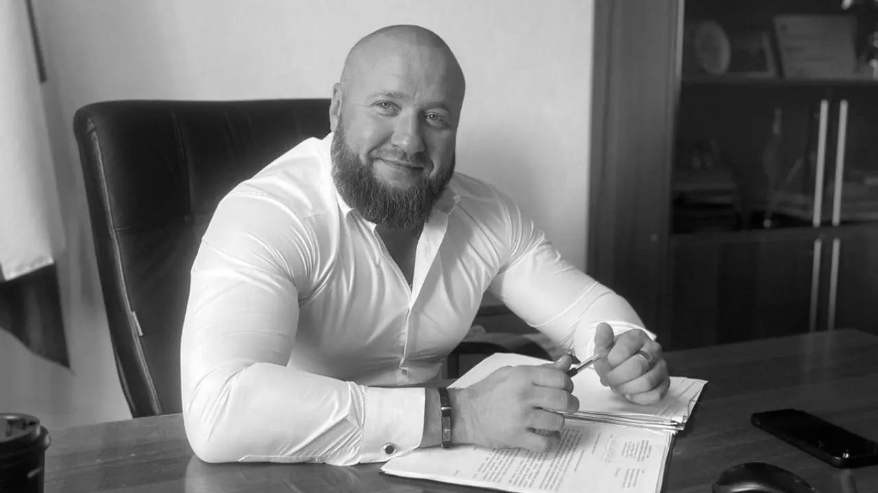 Глава Ярковского сельсовета Новосибирского района пропал после падения с гидроцикла во время отдыха на Обском водохранилище; поиски продолжаются.