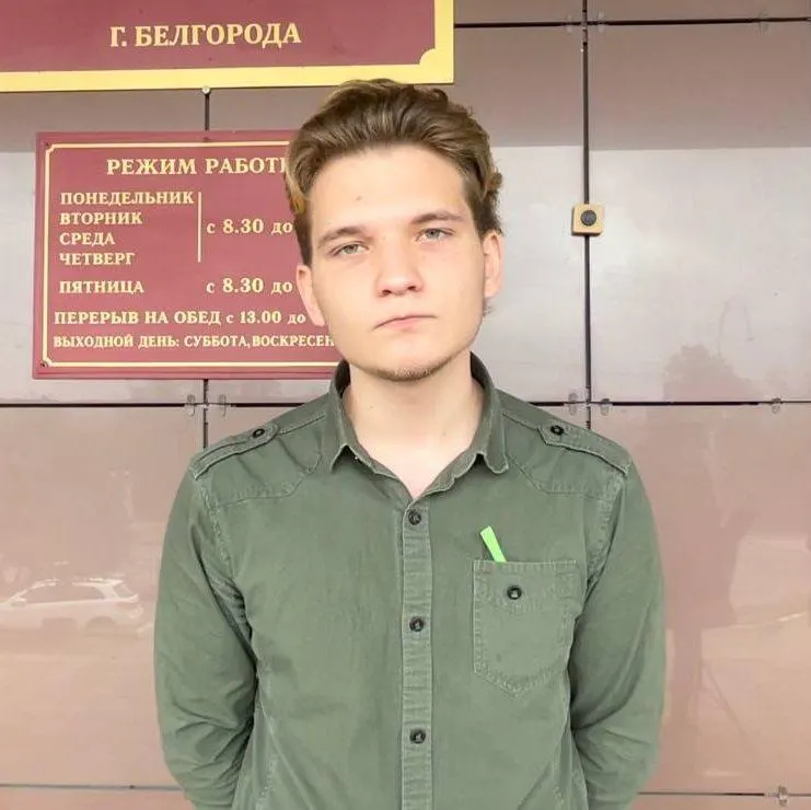 Кандидат от партии «Яблоко» подал заявления в правоохранительные органы Белгородской области по факту появления нацистской символики вблизи должностного лица. В преддверии выборов обсуждают правовую оценку публикаций и возможные ограничения.