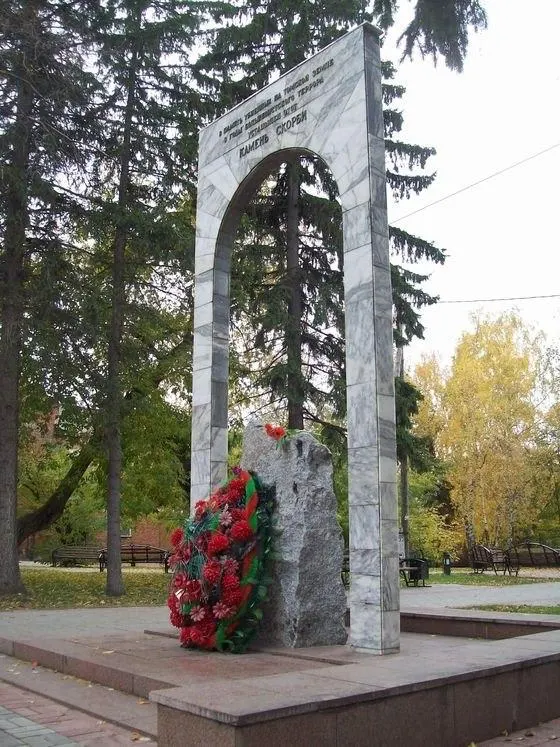 После реконструкции площади Памяти в Томске на месте мемориального комплекса появились клумбы; точные сроки возвращения памятников пока не названы.