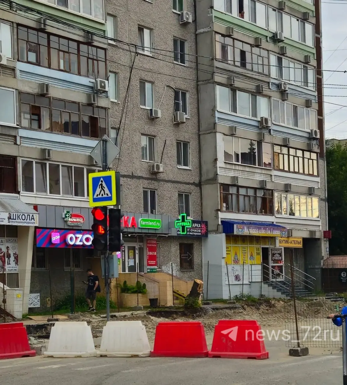 Жители района обсуждают вырубку старых деревьев у дома на улице Фабричной в рамках ремонтных работ теплотрассы; ситуация поднимает вопросы экологии и благоустройства.