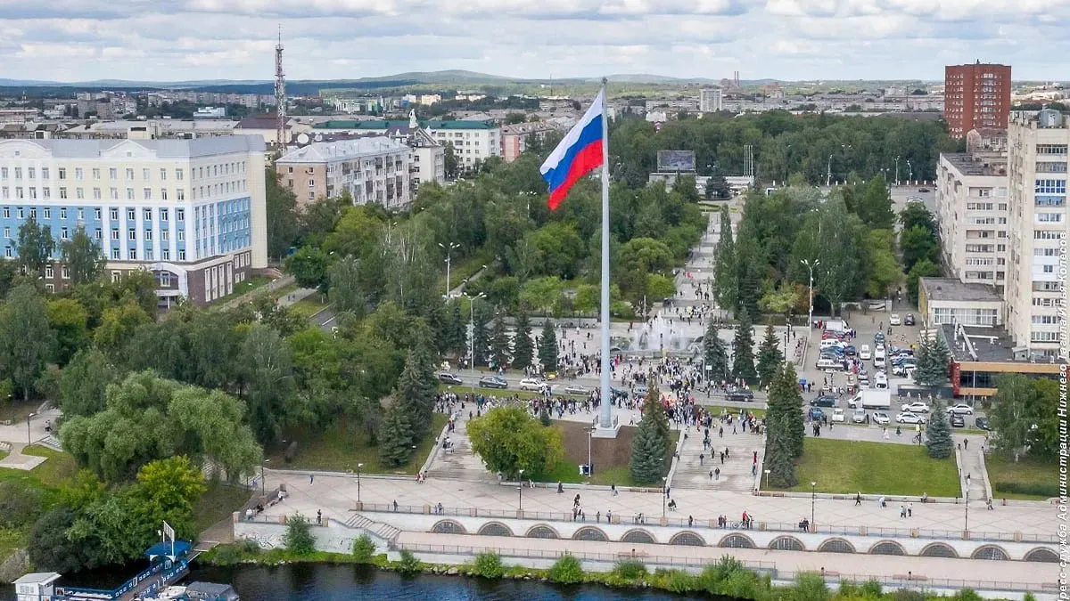Арбитражный суд арестовал счета подрядчиков по делу о флагштоке; прокуратура требует признать контракт недействительным и вернуть в бюджет 37 млн рублей.