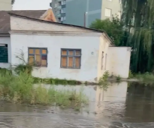 Жители улицы Красноуфимской жалуются на долгие годы подтоплений из-за протечки водопровода; власти заявляют, что рассматривают варианты ремонта устаревшего участка.