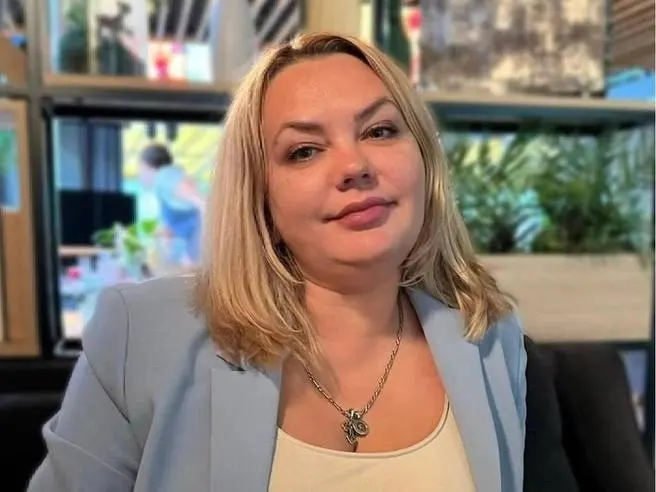 Анна Елисеева, обвиняемая во взятках и мошенничестве, ушла с должности заместителя руководителя департамента экономического развития и инвестиций Волгограда по собственному желанию 31 июля 2026 года.