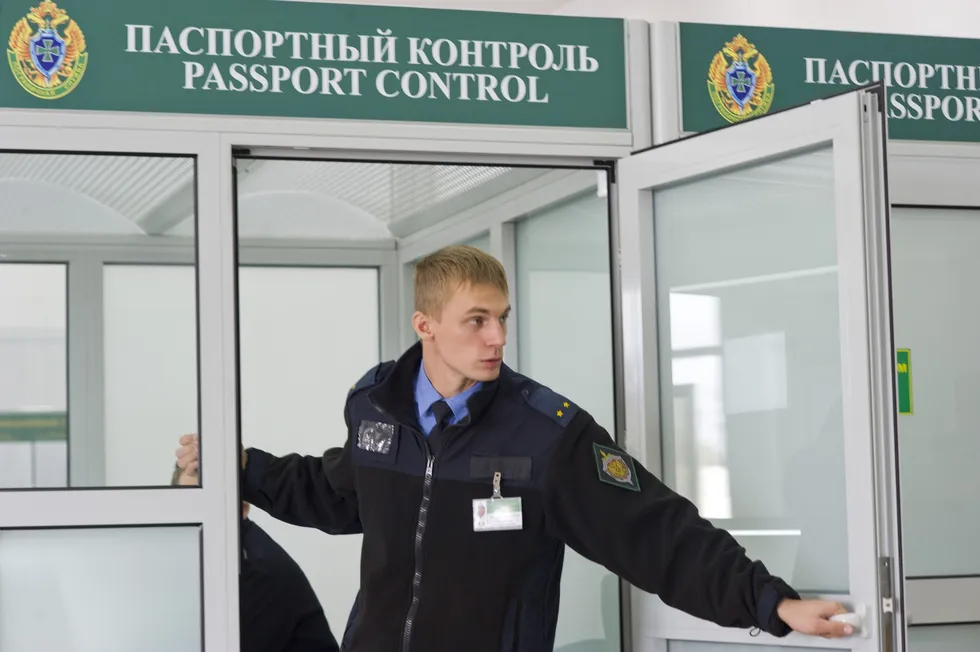 Рассказы путешественников и мигрантов о долгих очередях, допросах и досмотрах на границе, а также о сложности миграционной политики и призыве к человечности в рамках обеспечения безопасности.