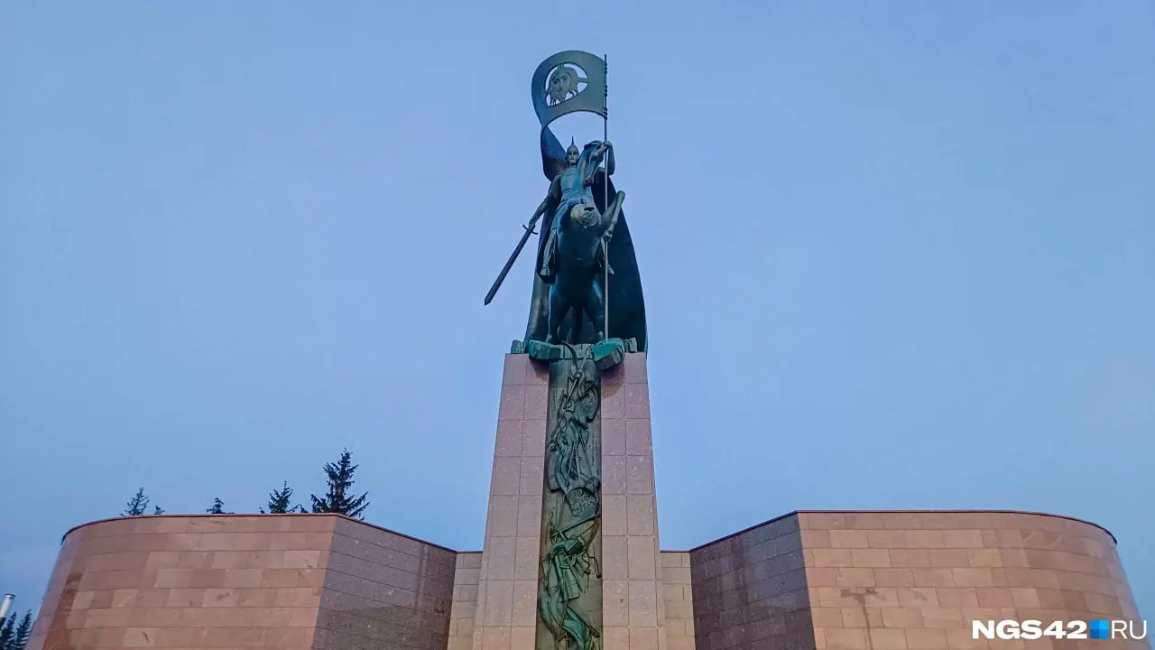 Преображение территории напротив парка Жукова продолжается: проложена переправа через Искитимку, установлена 18-метровая статуя Невского и обновлены лестницы, однако место для прогулок пока не открыто.