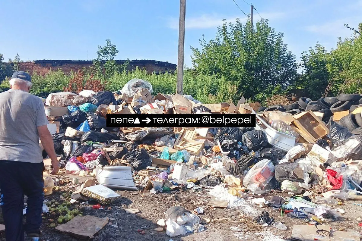 Из‑за атак беспилотников в приграничных районах Белгородской области мусор вывозят с перерывами уже несколько недель; жители обнаружили горы отходов, запахи и начисления за услуги.