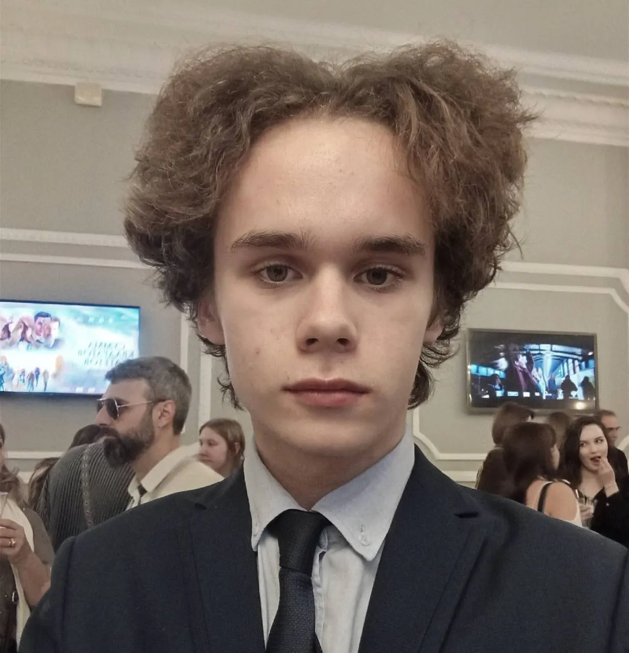 17-летний москвич стал фигурантом дела по переписке в соцсетях за три года до настоящего времени и обвиняется в организации террористического сообщества; родственники утверждают, что он не причастен к террористическим действиям, а отец рассказывает об обстоятельствах в эксклюзивном интервью.