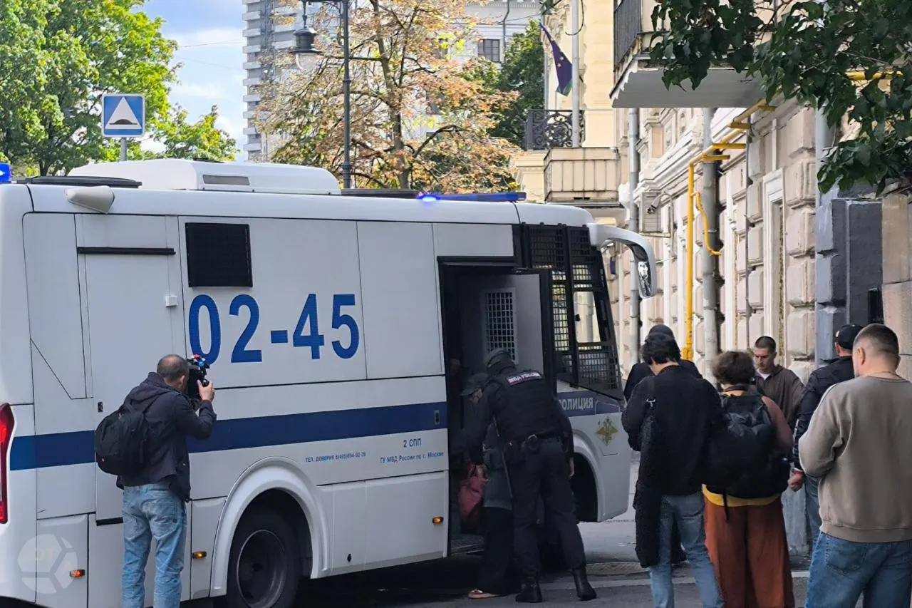 Адвокат сообщил о задержании и составлении двух протоколов: за перекрытие улицы и мелкое хулиганство; следующее судебное заседание назначено на ближайшие дни.