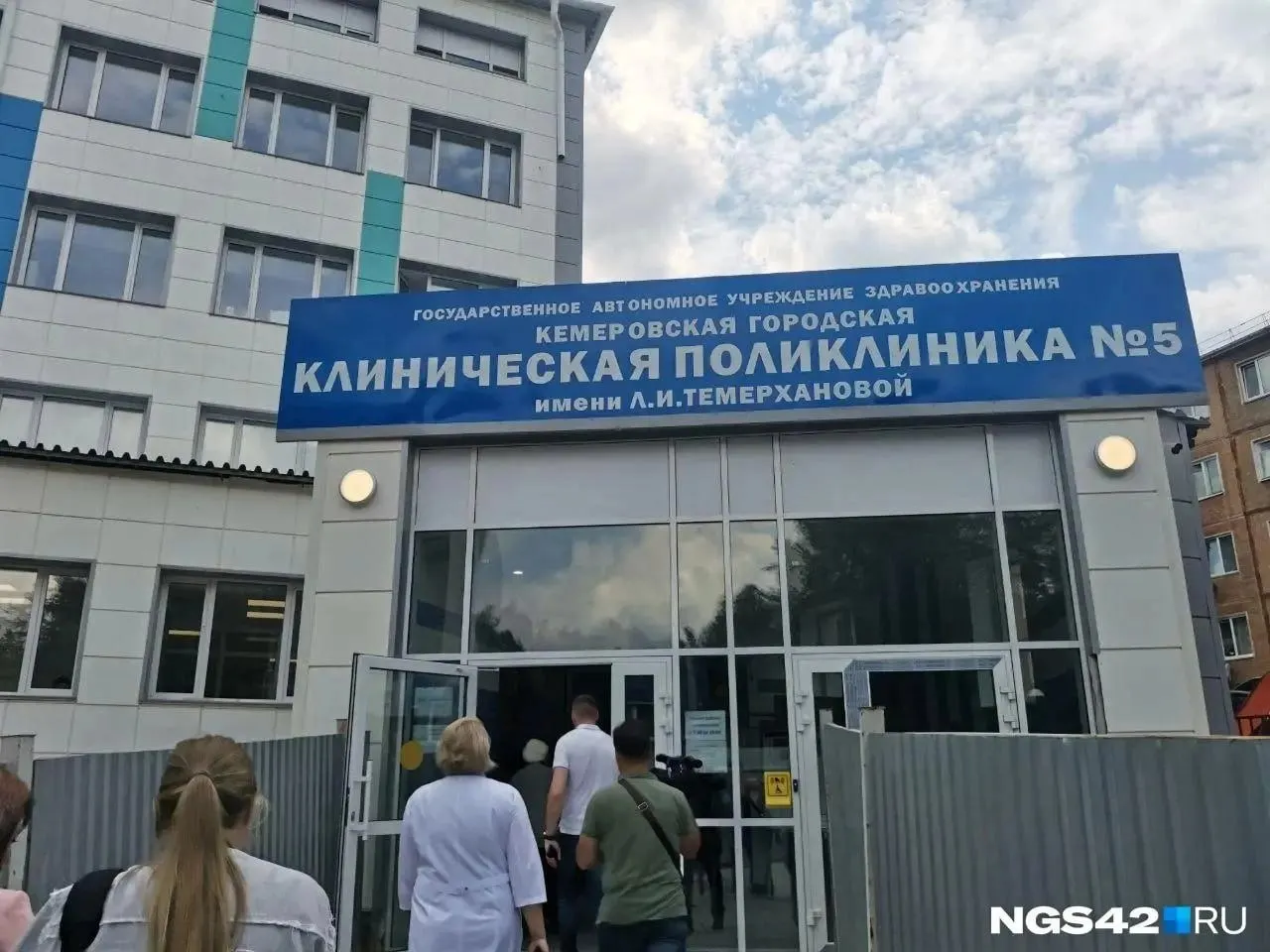 Жительница Кемеровской области рассказывает о том, как несколько лет пытается обеспечить лечение мужа, борющегося с раком, сталкиваясь с длинными очередями и равнодушием системы здравоохранения. Последней каплей стал визит в поликлинику за направлением — пример бюрократической абсурдности.