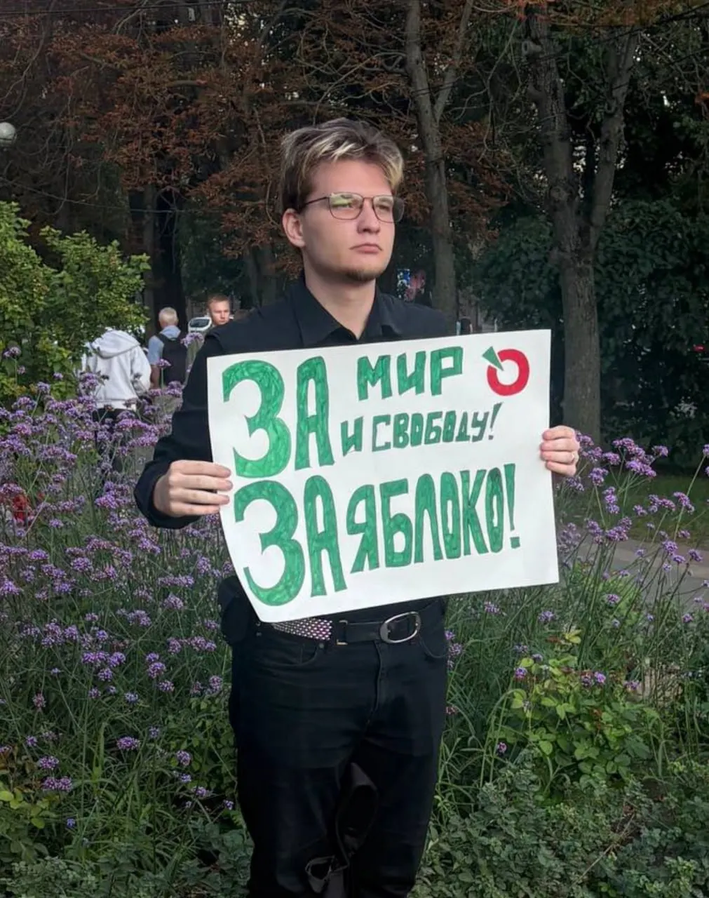 Кандидат в Госдуму рассказал о деталях акции у памятника Богдану Хмельницкому: силовики знали о мероприятии заранее, дежурили на месте до начала, проверяли документы и содержание плаката, а позже задержали оператора под надуманным поводом.