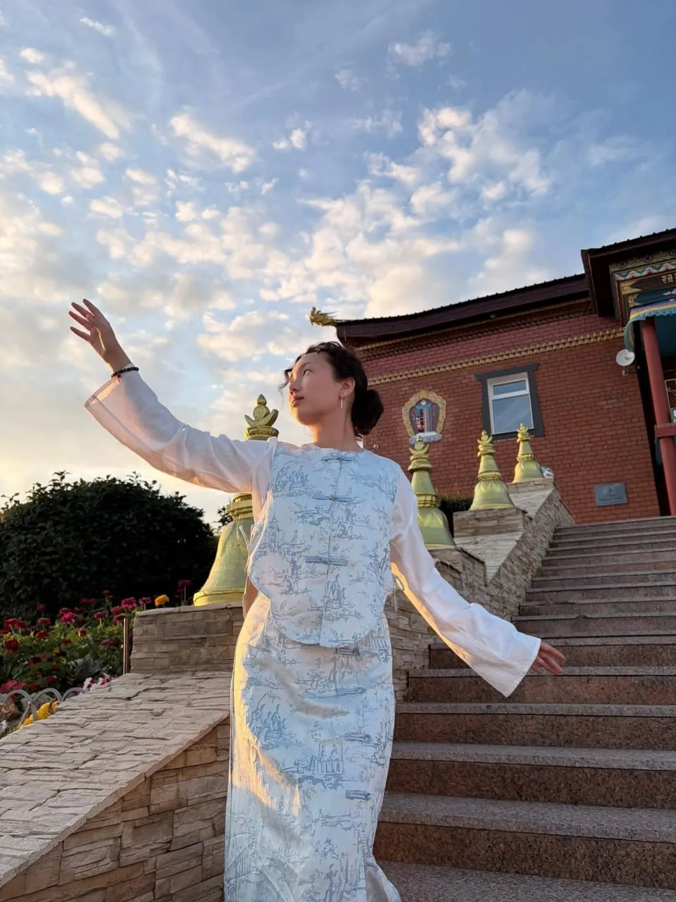 23-летняя Екатерина Тумурова из Ангарска вышла в полуфинал международного конкурса «Топ-стюардесс | Авиа Мисс 2026», который пройдет в Москве 28–29 сентября.