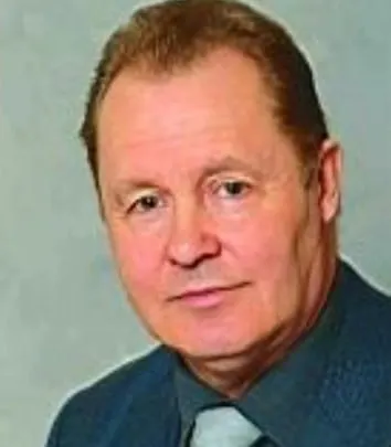83-летний Игорь Лаптев совершил самоубийство в своей квартире в Красносельском районе Москвы. Тело обнаружено в кабинете. Ранее он возглавлял совет директоров группы Информтехника и занимал должности в ФСБ и налоговых органах.