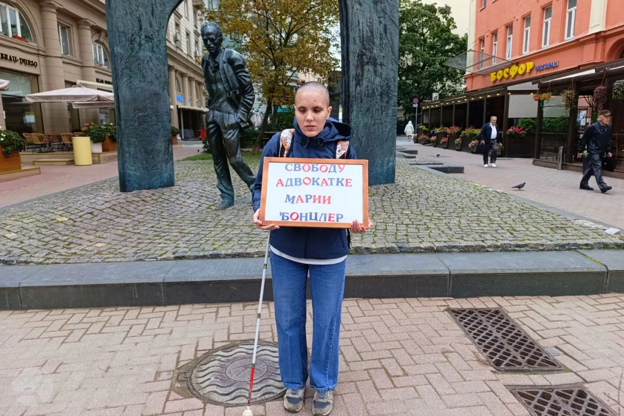 Активистка Оксана Осадчая провела одиночный пикет в центре столицы в поддержку адвоката Марии Бонцлер; её здоровье вызывает тревогу и подчеркиваются проблемы с медицинской помощью.
