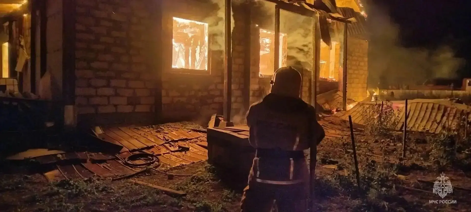 В частном доме поселка Фрунзе загорелась крыша и стены; площадь пожара около 140 кв. м. Все жильцы — родители и четверо детей — вышли до приезда пожарных. Причина — нарушение правил эксплуатации печи.