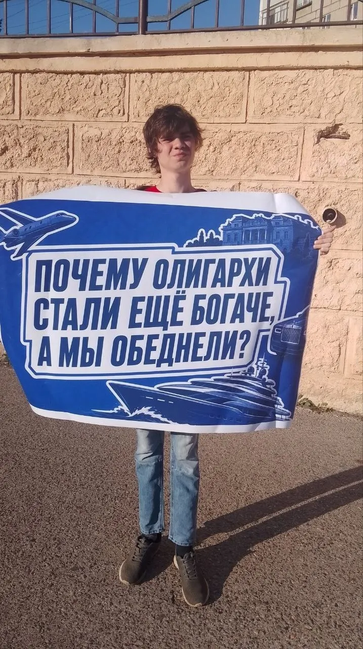Активисты потребовали ввести налог на роскошь для финансирования жилья молодым людям. Пикеты прошли возле городской администрации; один участник столкнулся с давлением со стороны провокатора.