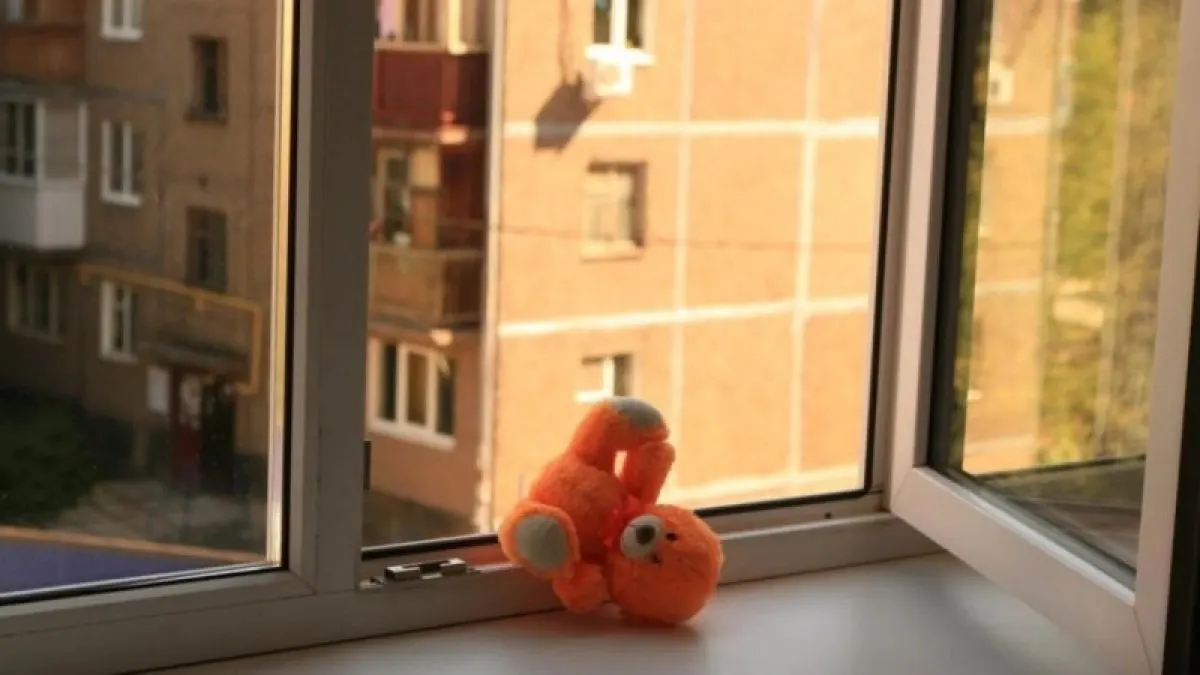2-летняя девочка выпала из окна пятого этажа дома на улице Воровского; мать ненадолго оставила её без присмотра. Пострадавшая умерла на месте.