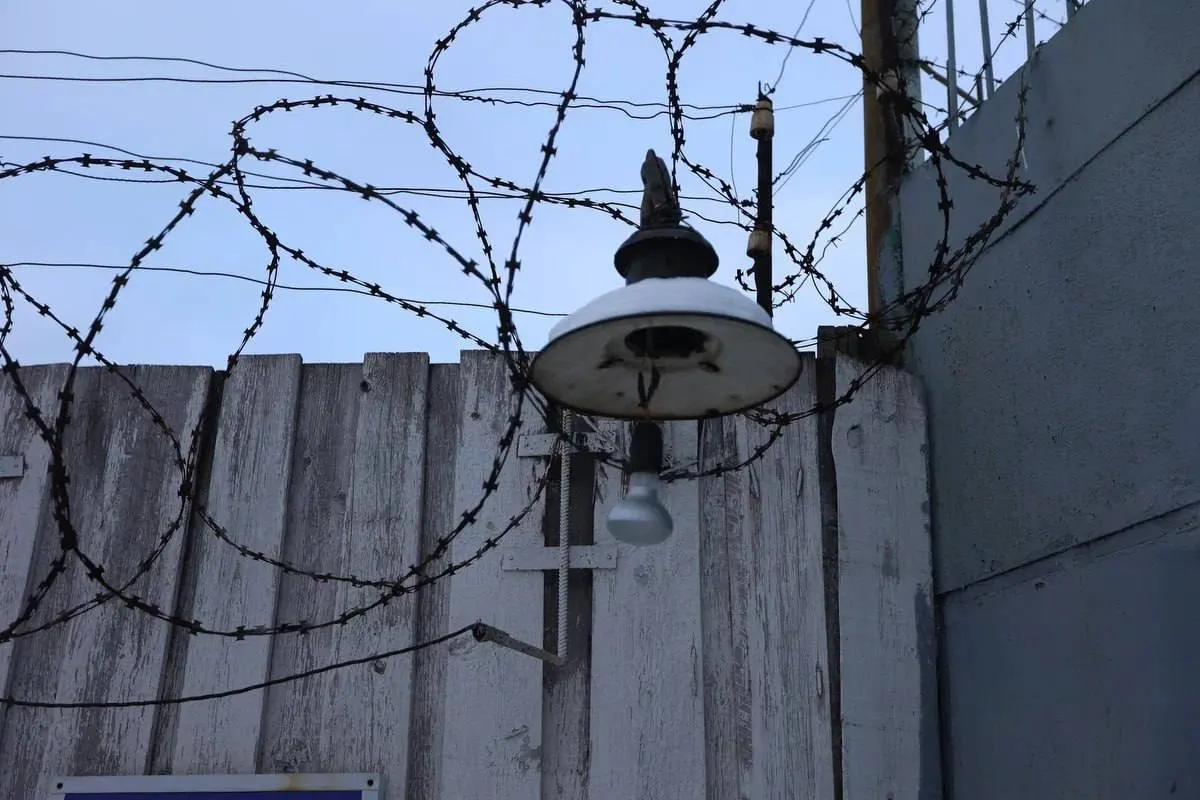 Суд в Екатеринбурге изменил меру пресечения бывшему начальнику колонии № 46. Ему инкриминируют взятки и злоупотребление должностными полномочиями; следствие утверждает, что он позволял заключённым пользоваться запрещёнными устройствами взамен на стройматериалы для прицепа.