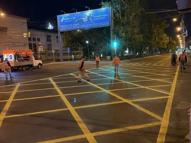 Жёлтая сетка ограничивает выезд на перекрёстке, если впереди — пробка; водителям нельзя задерживаться более пяти секунд; аналогичная разметка появится на другом перекрёстке после 1 сентября.